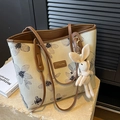 Blumige Canvas-Tragetasche in Creme mit braunem Lederbesatz und süßem Plüsch-Hasenanhänger - Khaki Braun Mit Anhänger