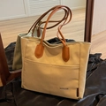 Bolso tote de lona beige con correas de cuero marrón y bolsillos frontales dobles - Caqui
