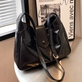 Bolso tote negro minimalista en piel sintética con hebilla redonda y correa ajustable - Negro
