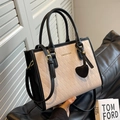 Grande borsa tote trapuntata bianca e nera con ciondolo a cuore e tracolla rimovibile - Bianco e Nero