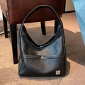 Grand sac hobo en cuir noir à motif litchi avec poche à bouton-pression argenté - Noir