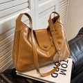 Bolso de hombro grande color caramelo de cuero sintético con correa ajustable y broche - Caqui