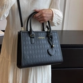 Grande borsa tote nera trapuntata con scritta dorata e ciondolo a forma di cuore decorativo - Nero