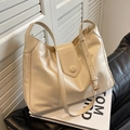Bolso de hombro grande blanco crema minimalista con correa ajustable y solapa elegante - Blanco Roto