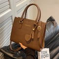 Borsa tote in pelle PU trapuntata marrone con ciondolo a cuore e tracolla regolabile - caffè