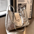 Bolso hobo metalizado plateado para mujer con correa ajustable y estilo moderno - Plateado