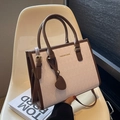 Borsa tote rosa e marrone con motivo a rombi e ciondolo a cuore e tracolla - Bianco & Caffè
