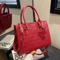 Sac fourre-tout rouge matelassé avec anses rondes et pendentif cœur exposé - Rouge