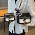 Borsa a tracolla bicolore bianco e nero con borchie dorate e dettaglio sciarpa di seta - Nero Piccolo