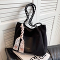 Schwarze Canvas-Einkaufstasche mit Herzstruktur, Ledertasche und Zierschal - Schwarz