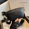 Bolso de pecho en cuero negro granulado con herrajes dorados y correa ancha - Negro