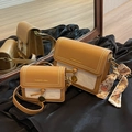 Set borse a tracolla in pelle marrone e tessuto bianco con borchie dorate - 19x15x7cm / Cachi Grande