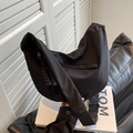 Bolso bandolera de media luna en nailon negro minimalista con correa ancha y detalle de cuerda - Negro