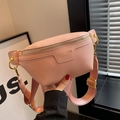 Bolso bandolera rosa de estilo francés con correa ancha y herrajes dorados premium - Rosa