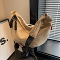 Bolso de hombro media luna de nailon beige con borla negra y correa ajustable - Caqui