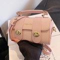 Sac bandoulière cylindre rose avec gaufrage crocodile et boucles dorées - Rose