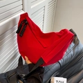 Bolso bandolera de nylon rojo en forma de luna con correa negra y tiradores de cremallera - Rojo