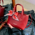 Borsa a secchiello rossa in pelle sintetica con foulard pied-de-poule e tracolla regolabile - Rosso