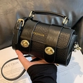 Sac seau élégant noir à texture crocodile avec détails dorés et bandoulière fine - Noir