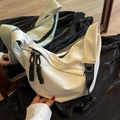 Bolso media luna de nailon blanco roto con correa negra ajustable y detalle de cordón - Blanco Roto