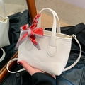 Mini borsa a secchiello in pelle bianca con foulard a scacchi su giacca di pelle nera - Bianco