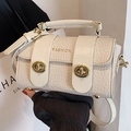 Sac à main chic crème texture crocodile avec détails dorés et poignée supérieure - Blanc