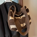 Borsa tote in maglia a righe marroni e beige con consistenza morbida e tracolla larga - Marrone