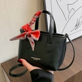 Borsa a secchiello nera con foulard pied-de-poule sul manico e scritte dorate moda - Nero