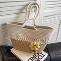 Borsa tote intrecciata bicolore beige e marrone con ciondolo a forma di fiore all'uncinetto - Cachi Girasole
