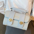 Sac bandoulière bleu clair en cuir grainé avec fermoirs dorés et poignée haute - Bleu