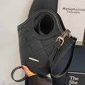 Sac seau noir chic avec motif litchi, détails dorés et gaufrage à carreaux élégant - Style à Poignée Circulaire / Noir