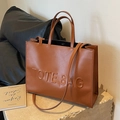 Borsa tote marrone caramello in pelle con scritte a rilievo e tracolla rimovibile - Marrone