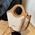 Sac seau bicolore à texture crocodile blanche et cuir marron avec anse ronde - Style à Poignée Circulaire / Blanc Cassé