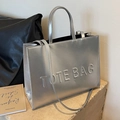 Borsa tote argento metallizzato con scritte in rilievo e tracolla staccabile - Argento