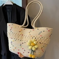 Borsa tote in maglia crema con pompon colorati e un grande girasole 3D applicato - Bianco Sporco Girasole