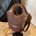 Sac seau en cuir marron avec poignée ronde unique et détails métalliques dorés - Style à Poignée Circulaire / café