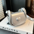 Mini borsa a sella argento in ecopelle metallizzata con rilievo a cuore e tracolla sottile - Argento