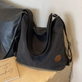 Schwarze Canvas-Tragetasche mit verstellbarem Riemen und braunem Leder-Logo-Detail - Schwarz