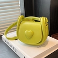 Mini borsa a sella verde lime con dettaglio cuore a rilievo e manico da donna - Verde