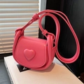 Mini borsa a sella rosa acceso con motivo a cuore e tracolla regolabile da donna - Rosa