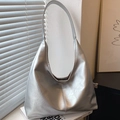 Borsa hobo argento opaco con texture stropicciata e tracolla dal design minimal - Argento