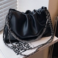 Elegante schwarze Cloud-Tasche mit Lederfalten und silberner Kette für Damen - Schwarz