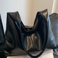 Grande borsa tote nera in pelle cerata con chiusura magnetica e finitura lucida - Nero