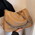 Camel-farbene Wolken-Tasche aus weichem Leder mit einzigartiger Metallkette am Model - Khaki