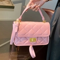 Borsa a tracolla rosa trapuntata con chiusura dorata girevole e tracolla regolabile - Rosa