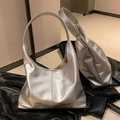 Borsa hobo argento metallizzato con trama plissettata e ampia tracolla di tendenza - Grigio Metallizzato
