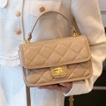 Elegante borsa beige trapuntata con chiusura a rotazione dorata e manico corto - Kaki