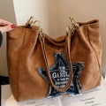Borsa tote in camoscio marrone con toppa a stella in denim e tracolla a catena in metallo - Marrone