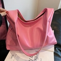Borsa hobo rosa oversize in ecopelle testurizzata con ampia tracolla minimalista - Rosa