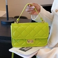 Piccola borsa quadrata verde fluorescente trapuntata con chiusura dorata a scatto - Verde